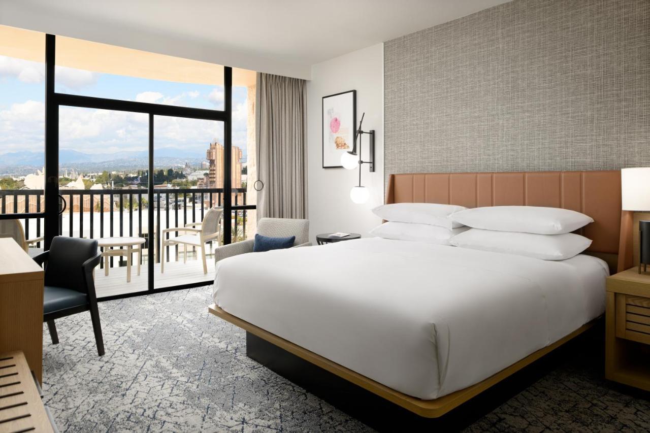 Club level, Guest room, 1 King, Theme park view, High floor