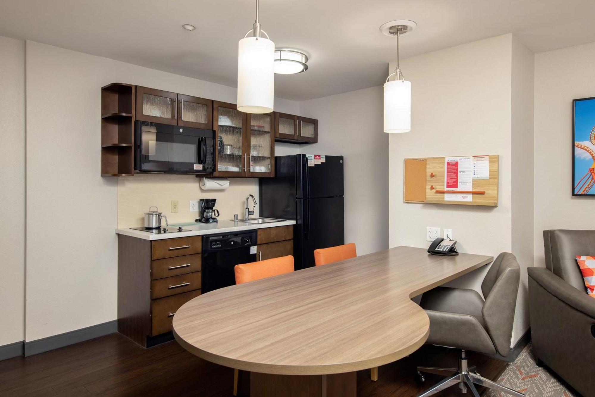 One-Bedroom Queen Suite
