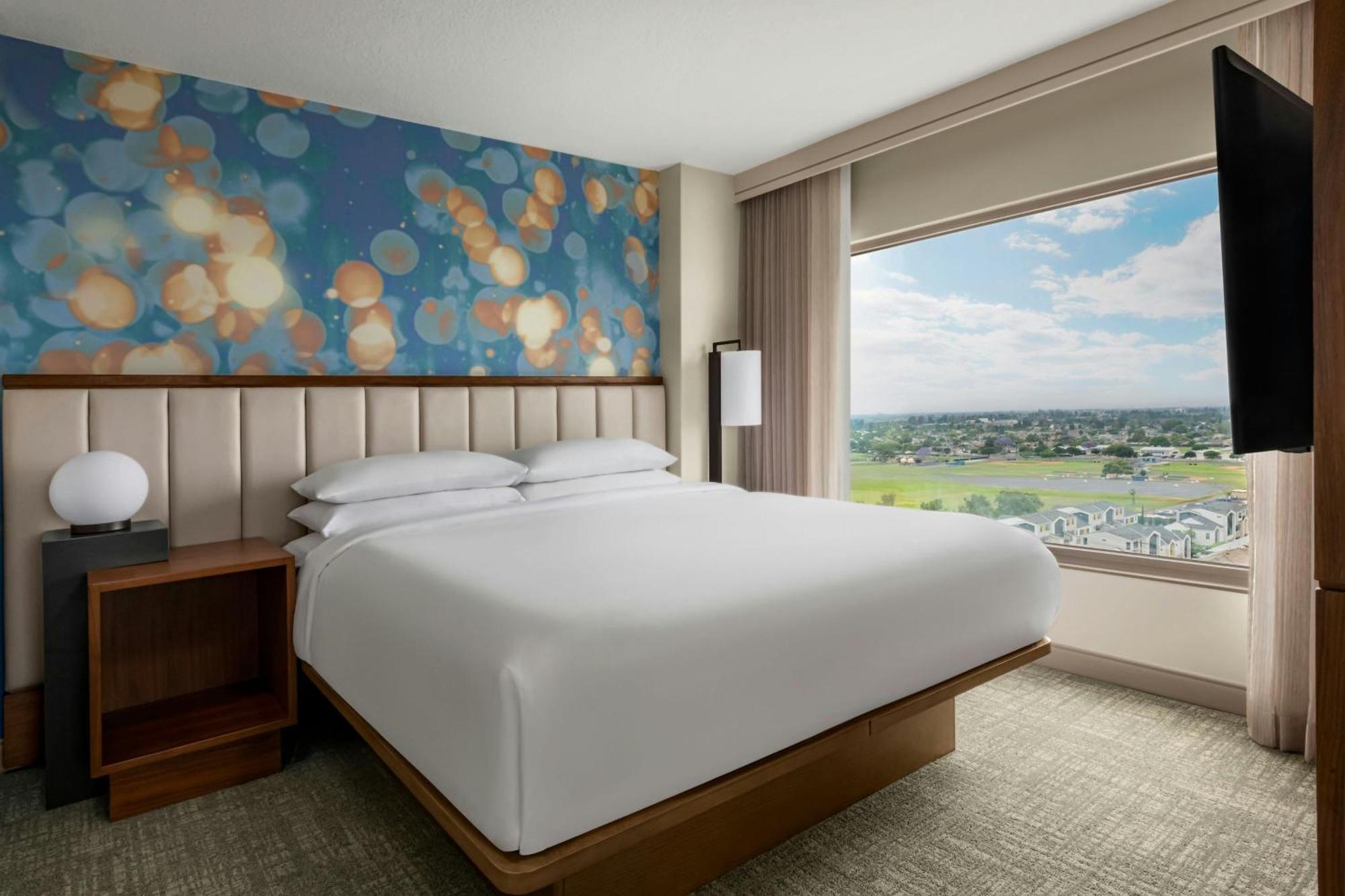 One-Bedroom King Suite with Sofa Bed and Adapted Tub - Mobility Accessible,1698913938:JPEG