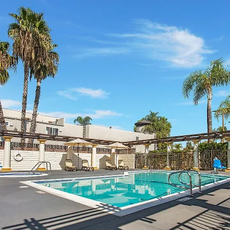 Stanford Inn & Suites Anaheim-3
